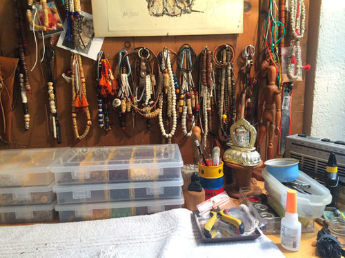 divers atelier totmani atelier bijoux Nepalais et Tibétains