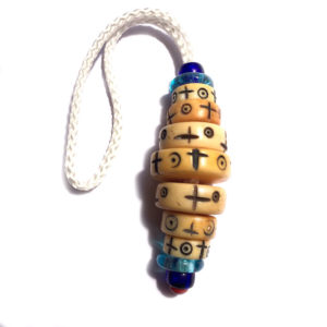 key holder blur in carved bone, larme de Bouddha