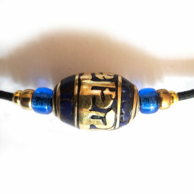 mantra bleu, collier su Nepal detail de la perle