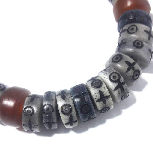 bracelet nak homme detail des perles gravées