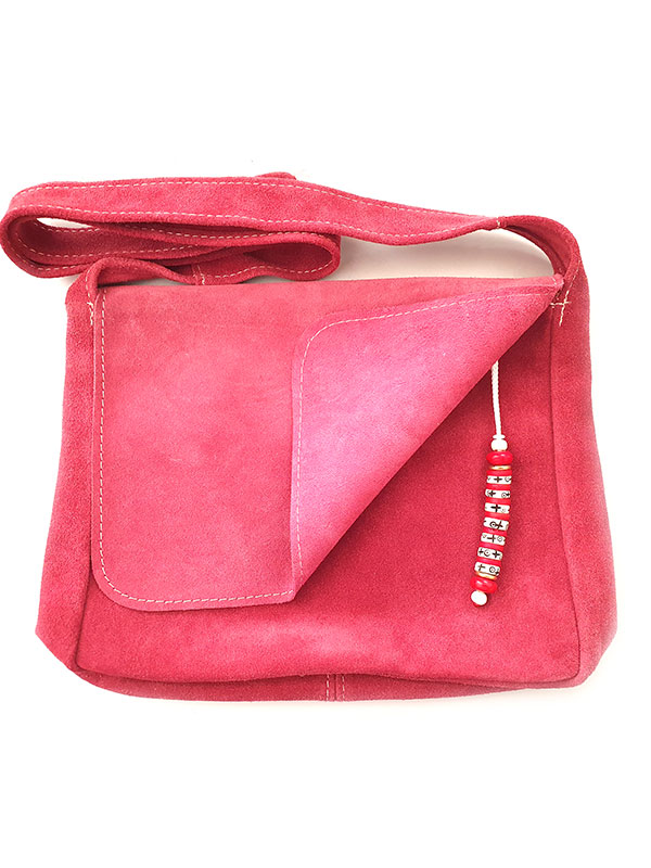 besace-en daim-cerise-avec-talisman-totmani-1